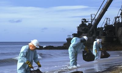 Are there ongoing oil spill cleanup operations in the Gulf of Mexico?