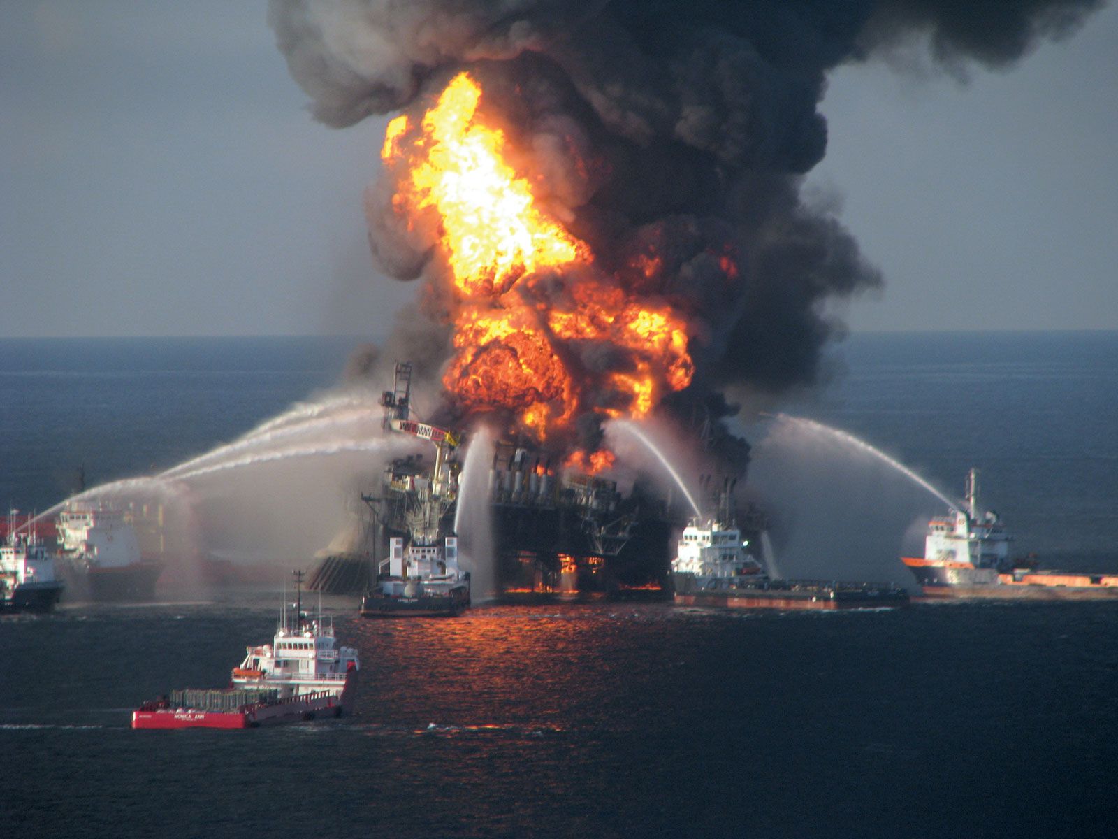 Annotated diagram of Deepwater Horizon drilling rig highlighting technical failures